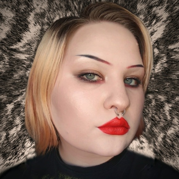 Poshmark profile picture for @decorative